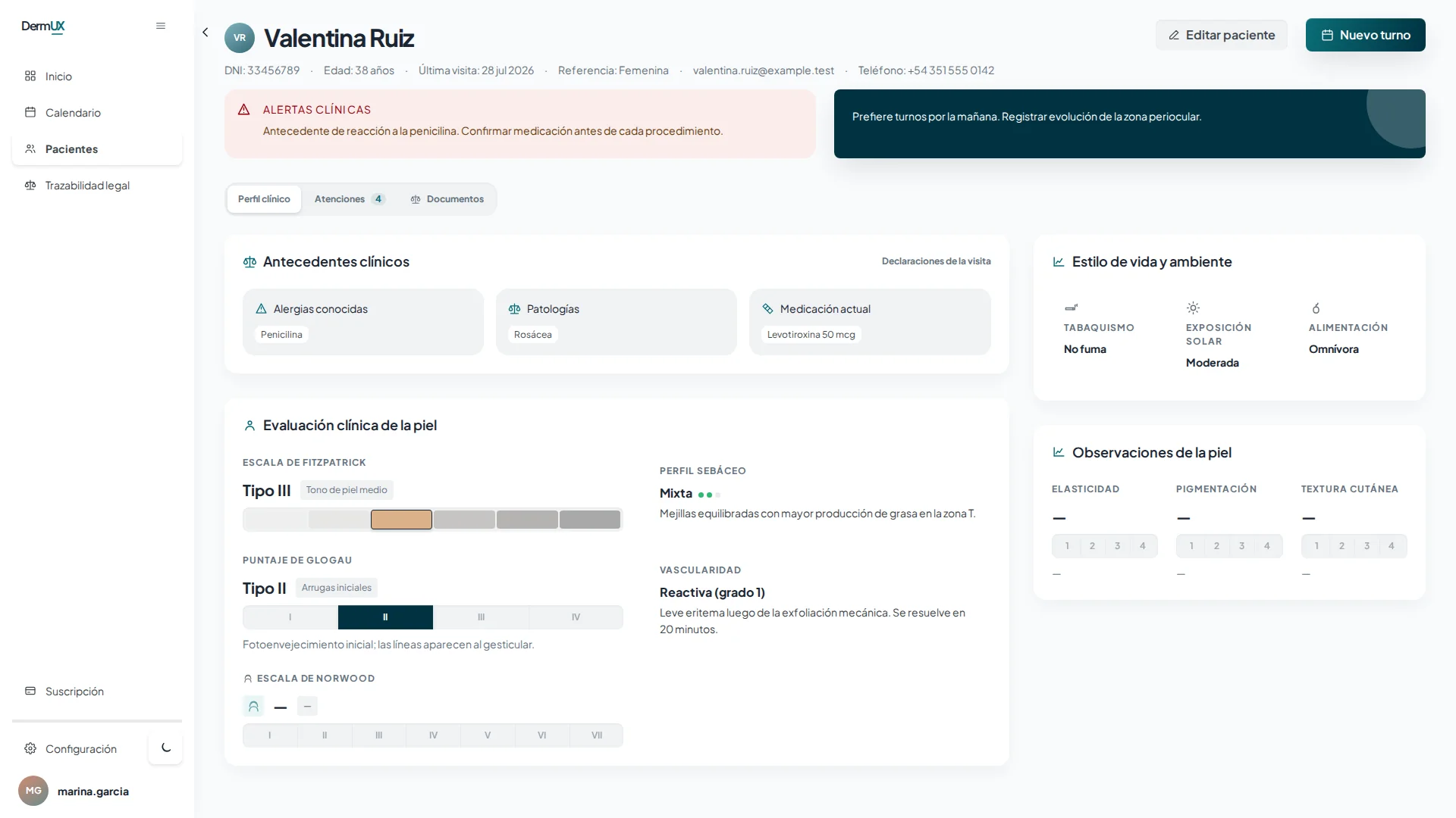 Captura real de la ficha clínica de DermUX con alertas y escalas de evaluación